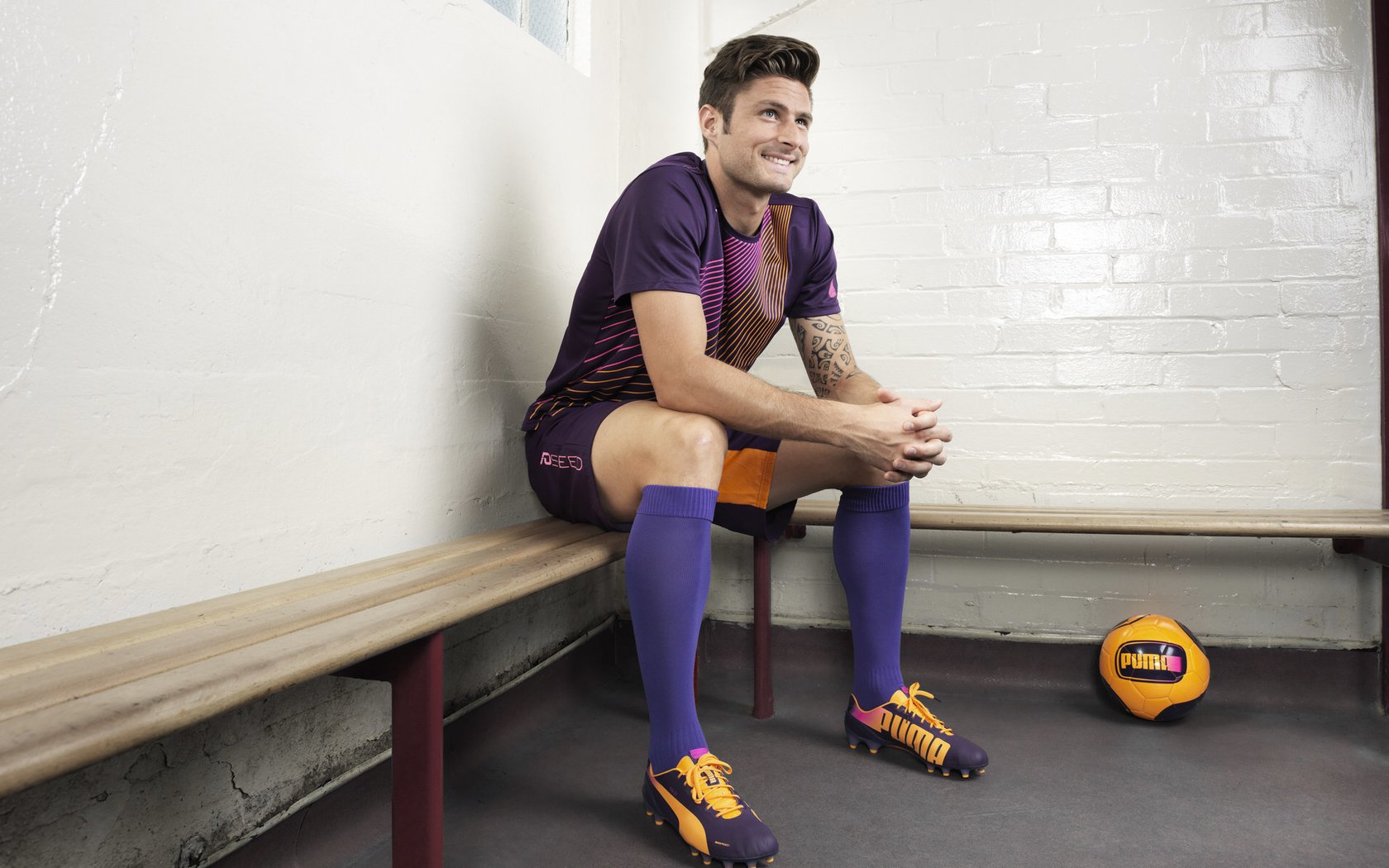 开云品牌-“漂移王者：弯道飞旋的速度舞蹈”，漂移入弯教学